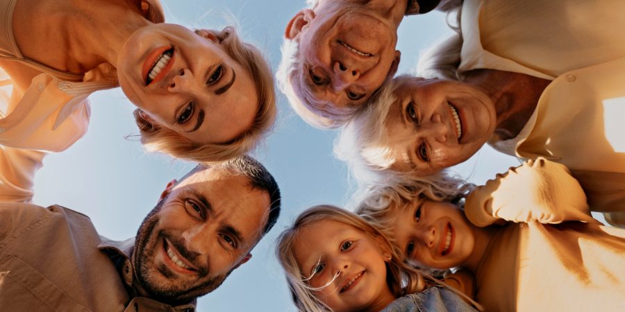 cerrar-personas-sonrientes-posando-juntos